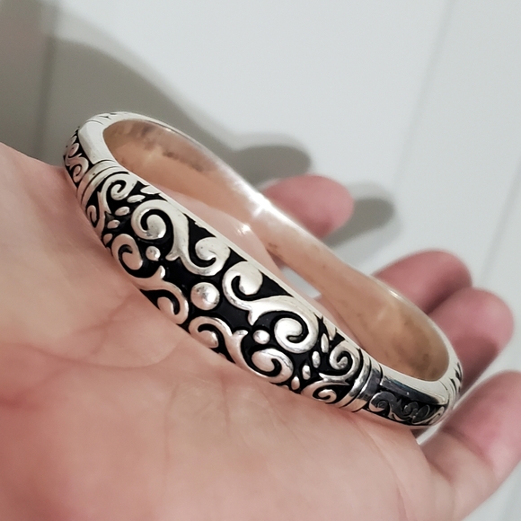 BRIGHTON Bangle Bracelet EUC with Drawstring pouch - Picture 1 of 12